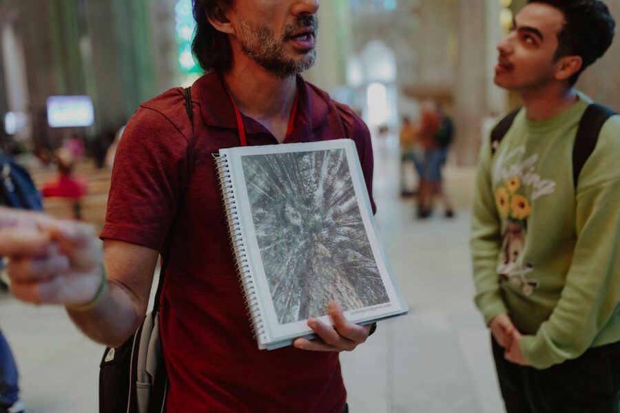 Barcelona: Sagrada Familia Small Group Guided Tour - Headphones and audio: a small feature that changes the experience