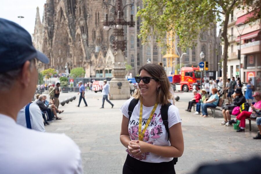 Barcelona: Sagrada Familia Small Group Guided Tour - Clothing rules you should follow before you arrive