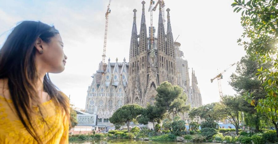 Barcelona: Sagrada Familia Tour & Optional Tower Visit - Key things you will notice