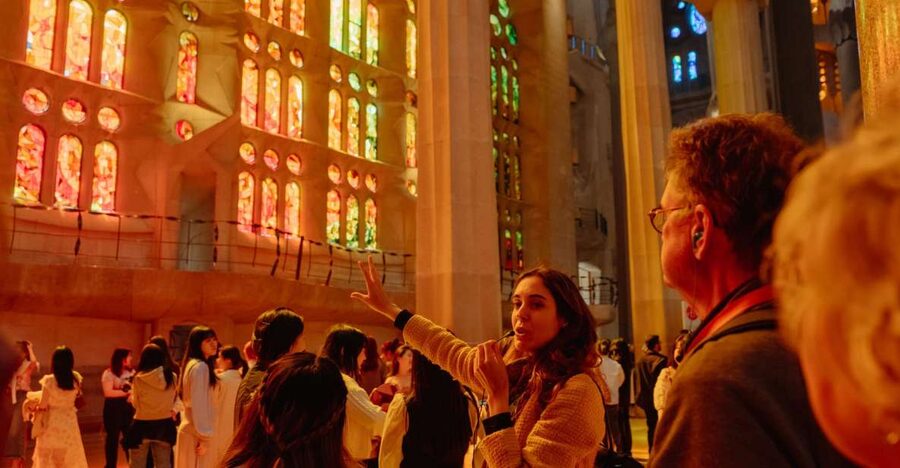 Barcelona: Sagrada Familia Tour w/Skip-the-Line Entry Ticket - Meeting near Av. de Gaudí: how the start is set up