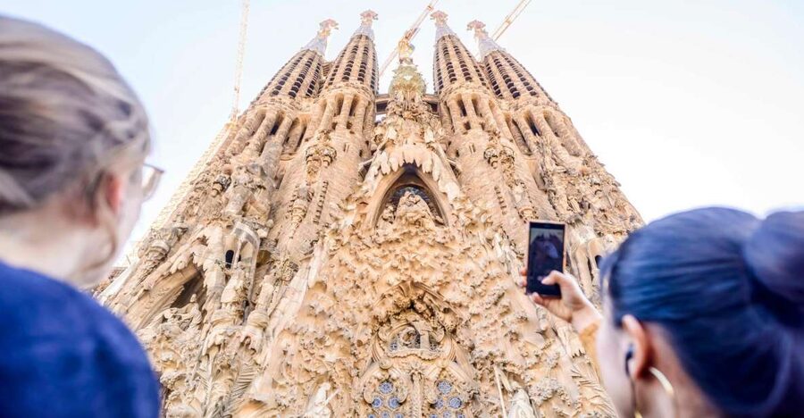 Barcelona: Sagrada Familia Tour with Optional Tower Access - Skipping the Line at Sagrada Familia, and Why It Matters