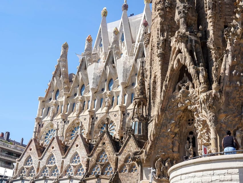 Barcelona: Sagrada Familia with Towers and Park Güell Tour - Transfer to Sagrada Familia: The Bus Option You Should Confirm