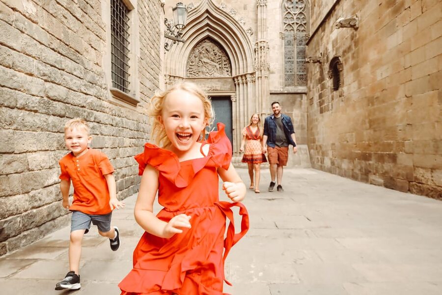 ✅ Barcelona: Sightseeing Professional Photoshoot Session - Meeting the Photographer at Pla de la Seu, 7