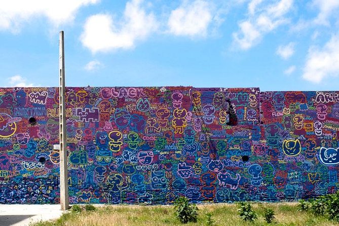 Barcelona Street Art and Graffitti Bicycle Tour - The coastal ride: beach views plus a practical warm-up