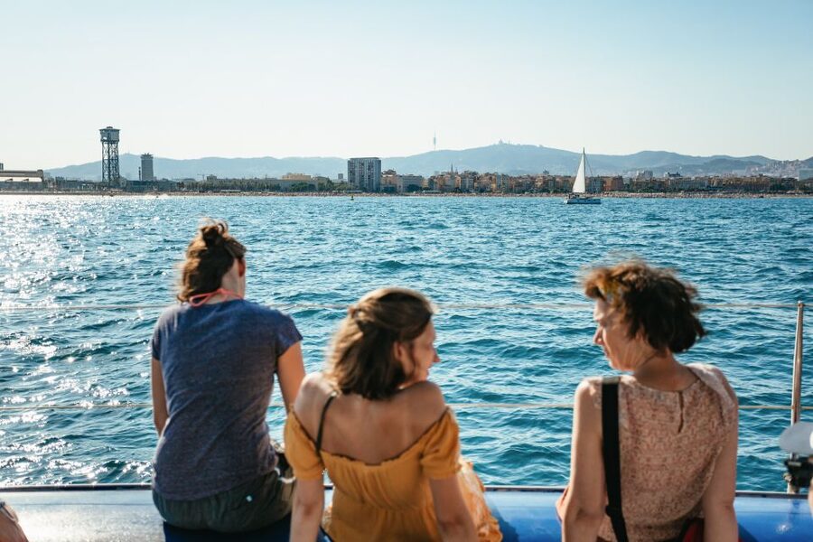 Barcelona: Sunset Catamaran Cruise with Live Music - Practical tips that make your evening better