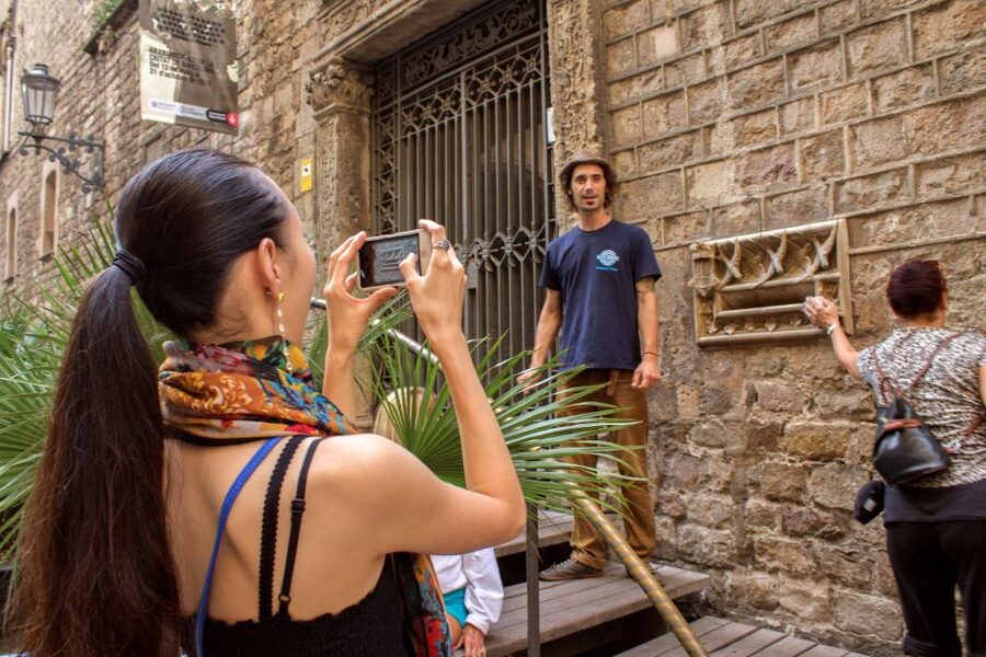 Barcelona Tapas 3-Hour Bike Tour - From Ronda de Sant Pere to the Old Streets: How the Guide Keeps It Easy