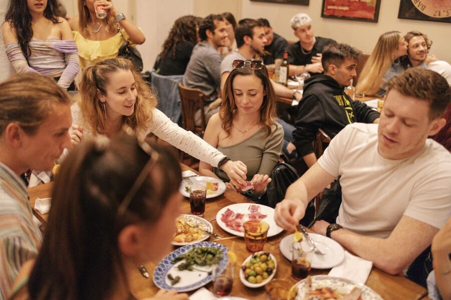 Barcelona: Tapas Food Crawl Walking Tour with Tastings - The included paella moment, and why it is a smart choice