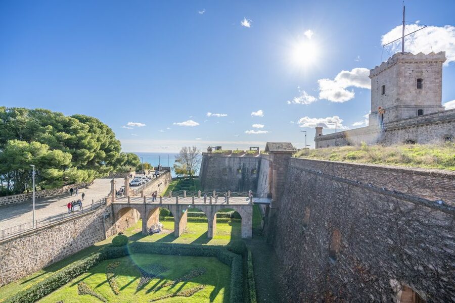 Barcelona: Walking tour with Montjuic Castle & Cable Car - Getting uphill the smart way: funicular first, then Montjuïc Cable Car