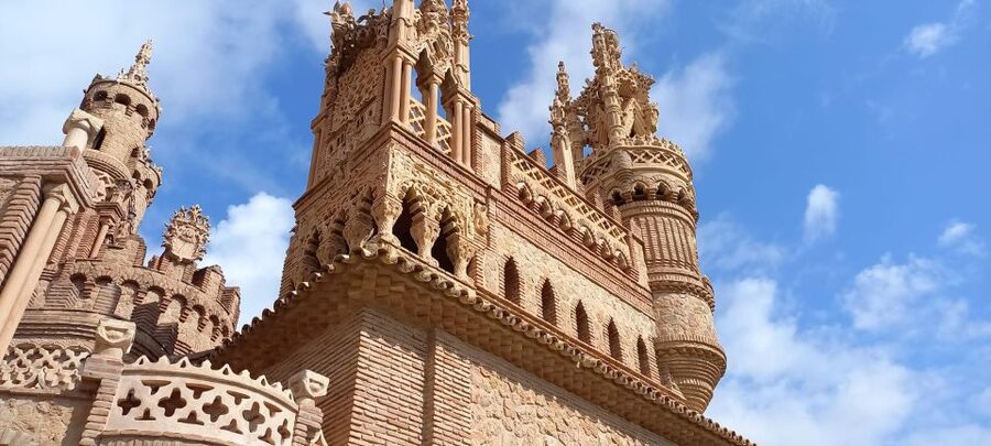 Benalmadena: Colomares Castle Tour with Entry Ticket - Getting Oriented at Colomares Castle, From the Entrance to Your Group