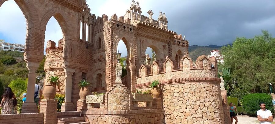 Benalmadena: Colomares Castle Tour with Entry Ticket - The Architecture Mix, Plus the Church in Castillo de Colomares