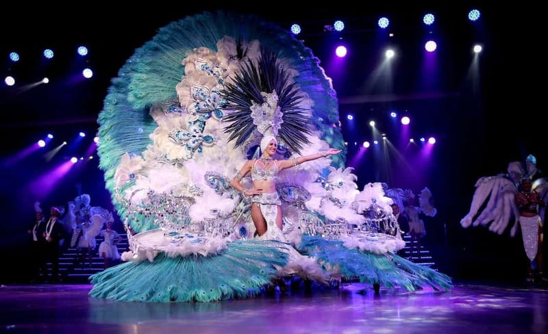 Benidorm: Show at Benidorm Palace - Entering Benidorm Palace: getting seated and finding your vibe