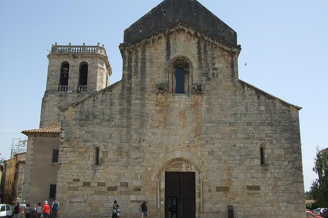 Besalu & 3 Medieval Towns Small Group Tour with Hotel Pick-Up - Can Gussinyé, a 40-Meter Cliff Stop for Big Pictures