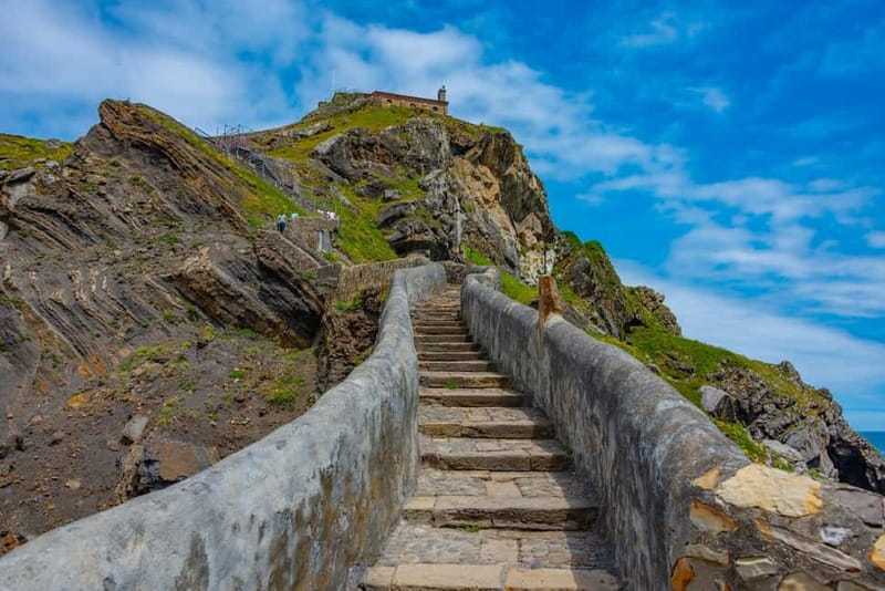 Bilbao: Gaztelugatxe, Bermeo, Mundaka, Gernika, & Wine Tour - Bermeo: a guided walk that brings the coastline to life