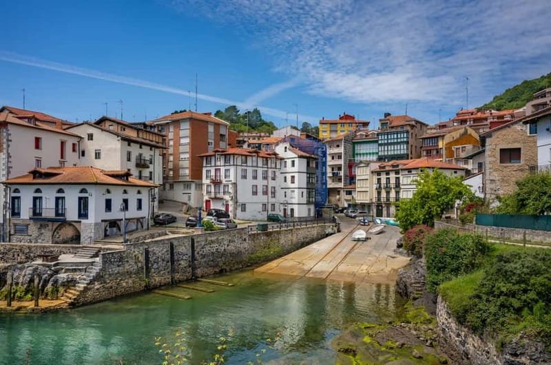 Bilbao: Gaztelugatxe, Bermeo, Mundaka, Gernika, & Wine Tour - Guides make the difference, and this one tries hard