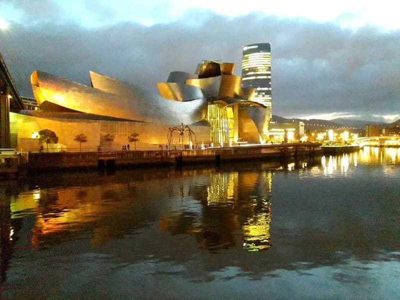 Bilbao: Guggenheim Museum Tour with Skip-the-Line Tickets - Stop 2 inside: modern and postmodern art, guided to the right highlights