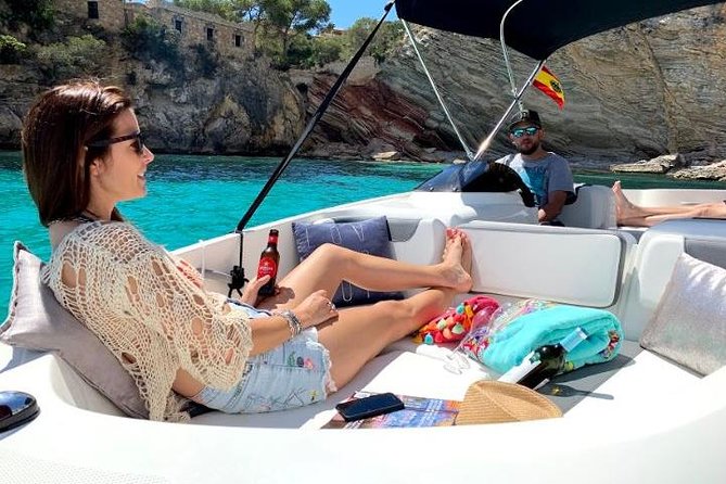 boat rental - Getting comfortable behind the wheel: Daniel, Carlos, and first-time confidence