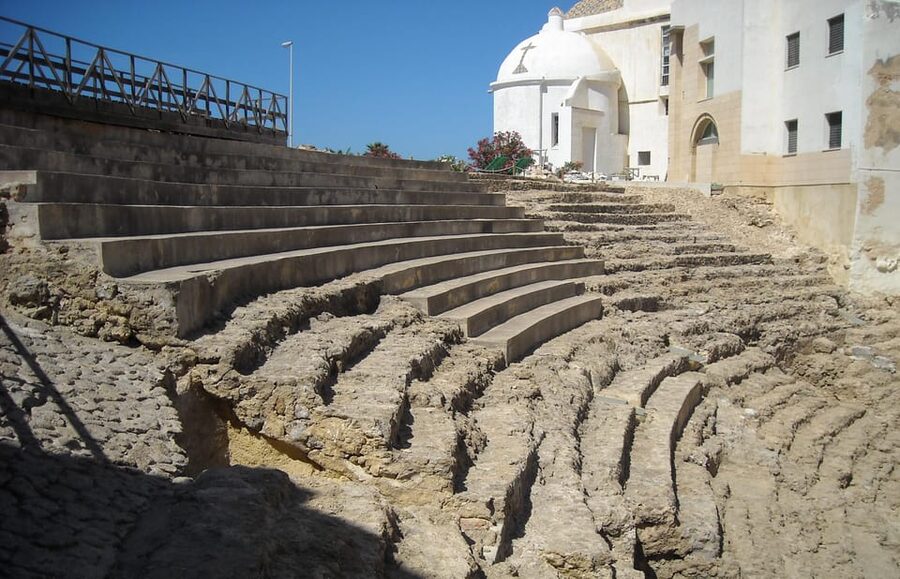 Cadiz: Medieval Tour - The Gates of Earth: mythical defenses with real city logic