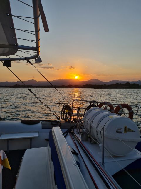Cambrils: Costa Dorada Sunset Catamaran Cruise with Drinks - What to Wear at Sunset: Wind, Chilly Air, and Comfort
