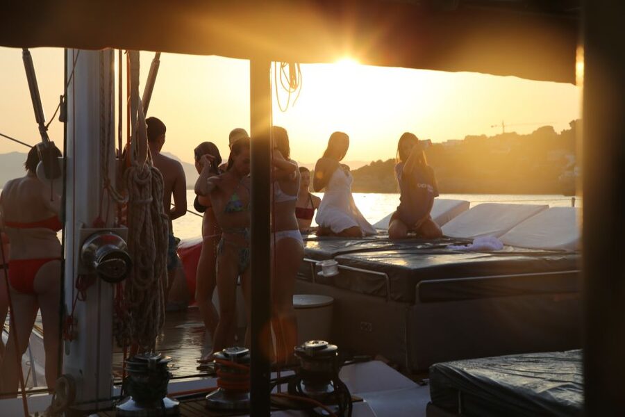 Cambrils: Sunset Catamaran Cruise with Drinks - Meeting points and how the 2 to 2.5 hours usually plays out
