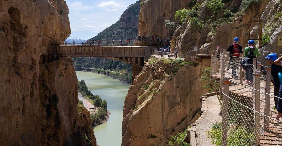 Caminito del Rey: Guided Tour with 1 Drink and Shuttle Bus - Why Caminito del Rey feels different from a normal hike