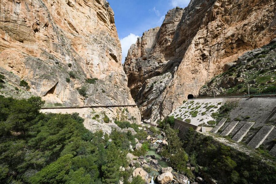 Caminito del Rey: Guided Tour with 1 Drink and Shuttle Bus - Stop-by-stop: what happens and what to watch for