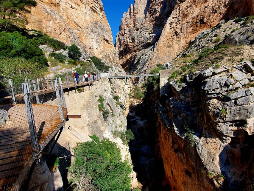 Caminito del Rey: Tour with Official Guide and Drink - The walk itself: tunnels, cliffs, and gorge views you can feel