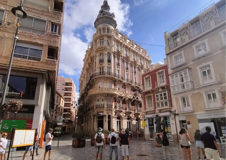 Cartagena: Guided Walking Tour with Tapas and Drinks - Why the Guide Matters More Than the Menu