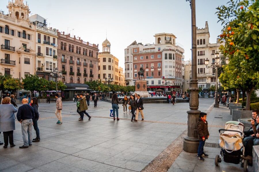 Córdoba: City Sightseeing Hop-On Hop-Off Bus Tour - Intima Route minibus (Blue Line): tight streets and close-up moments