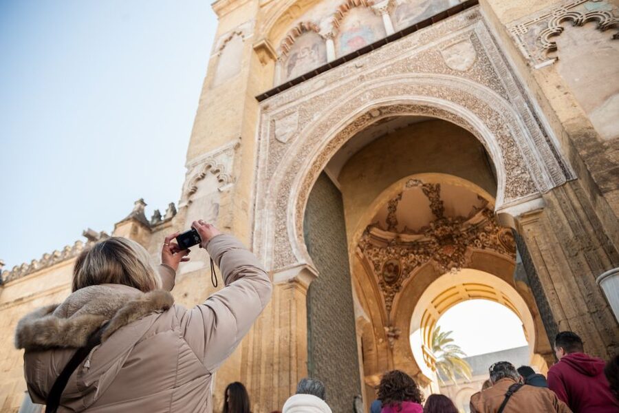 Cordoba: Jewish Quarter and Mosque-Cathedral Guided Tour - Córdoba Synagogue: Mudejar plasterwork and the psalm inscriptions