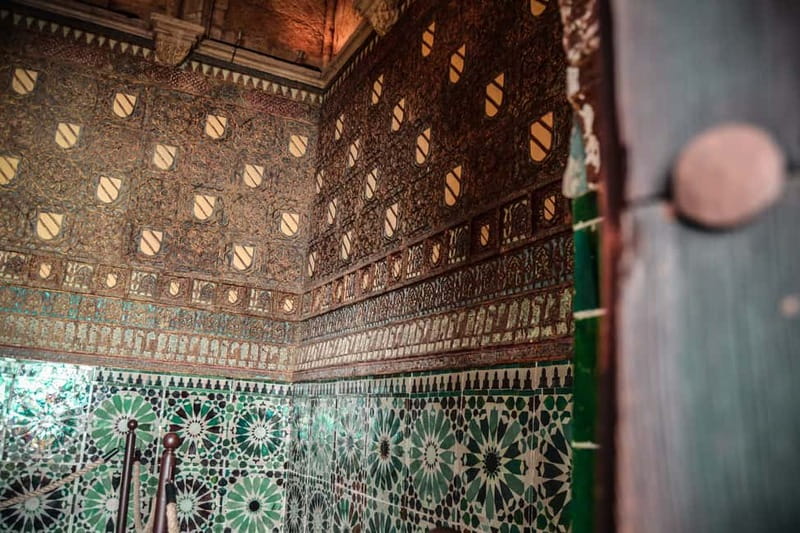 Córdoba: Jewish Quarter, Mosque, and Alcázar Tour - The Jewish Quarter and Calleja de la Hoguera: medieval life with a clear guide story
