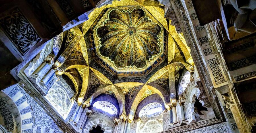 Córdoba: Mosque-Cathedral & Alcazar Guided Tour - Mosque-Cathedral: columns, arches, and the Muslim-to-Christian transition