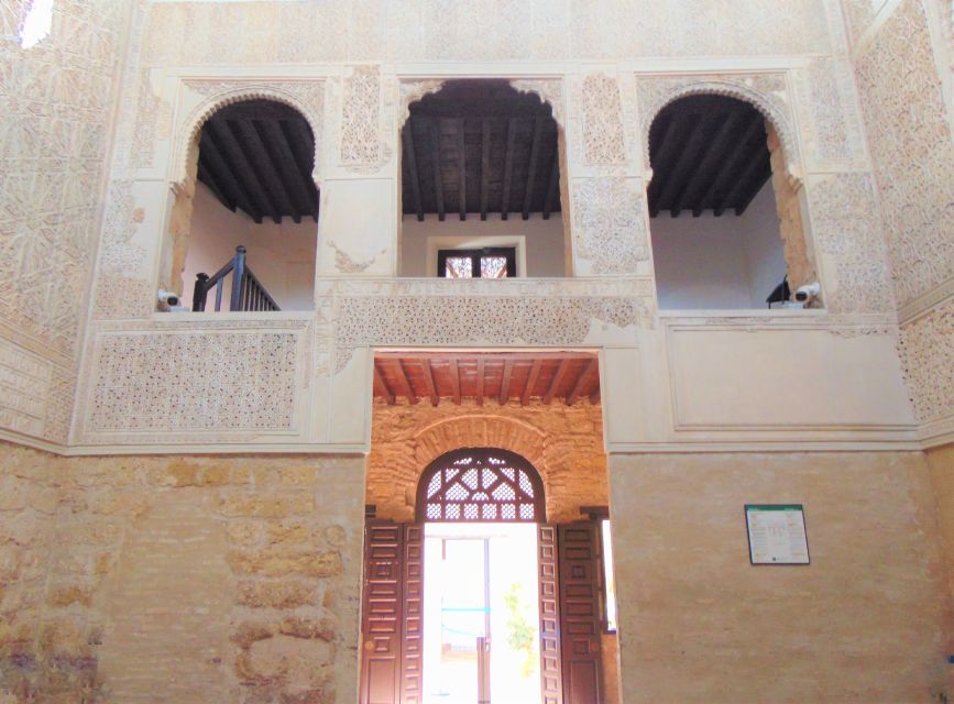 Córdoba Mosque, Jewish Quarter and Alcázar 3-Hour Tour - The guide experience: what makes the tour feel smooth in crowds