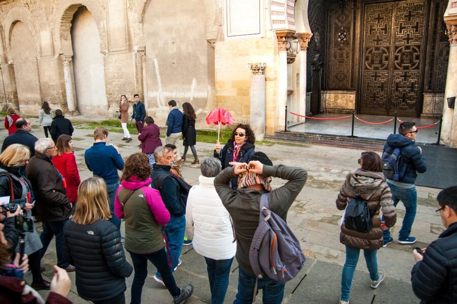 Córdoba: Skip-the-Line Great Mosque-Cathedral History Tour - Finding your group at Patio de los Naranjos (olive tree tip)