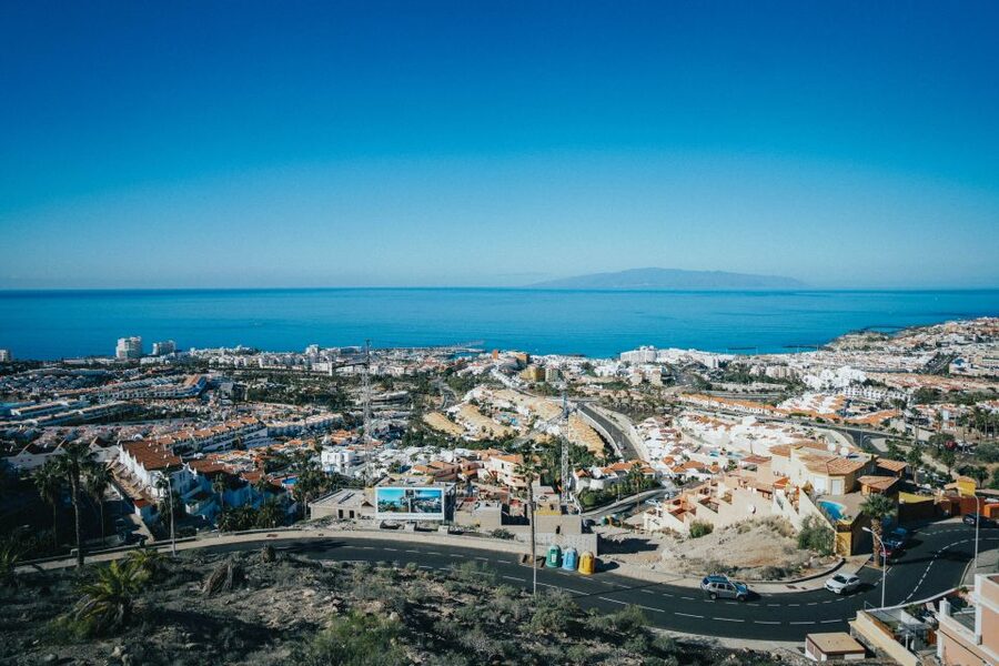 Costa Adeje: Double Tuk Tuk Tour - Puerto Colón Marina: a quick guided warm-up before the climb