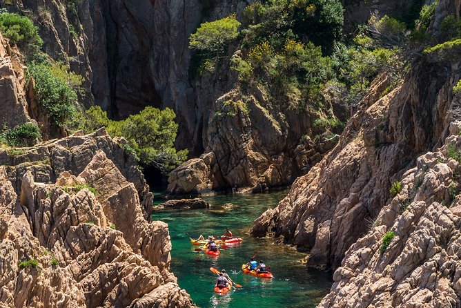 Costa Brava Kayaking and Snorkeling Small Group Tour with Lunch - Lunch by the beach and how the pacing works