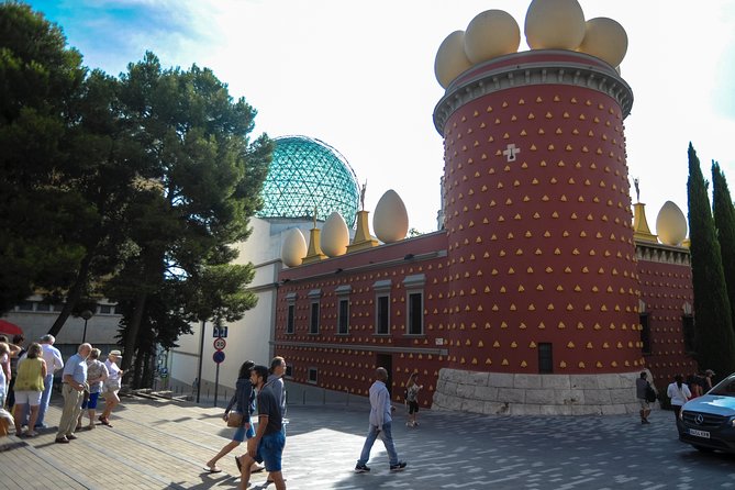 Dali Museum, House & Cadaques Small Group Tour from Barcelona - Dalí Theatre-Museum in Figueres: the must-see centerpiece