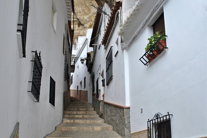 Day trip to Zahara, Setenil and Ronda from Seville - Ronda: where the schedule matters and lunch timing sneaks up