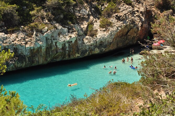 Discover Cala des Moro and S’Almunia the smart way - Pickup at 8:00 PM and the 9:00 am start