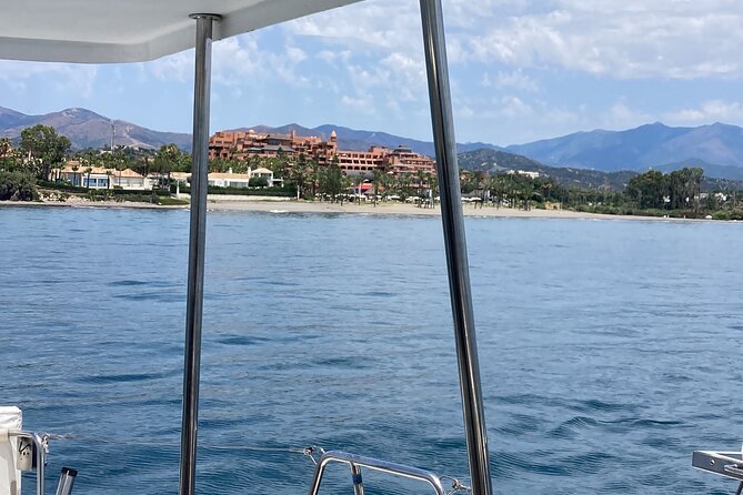 Dolphin trips on a catamaran - Timing and group size: the small details that affect your day