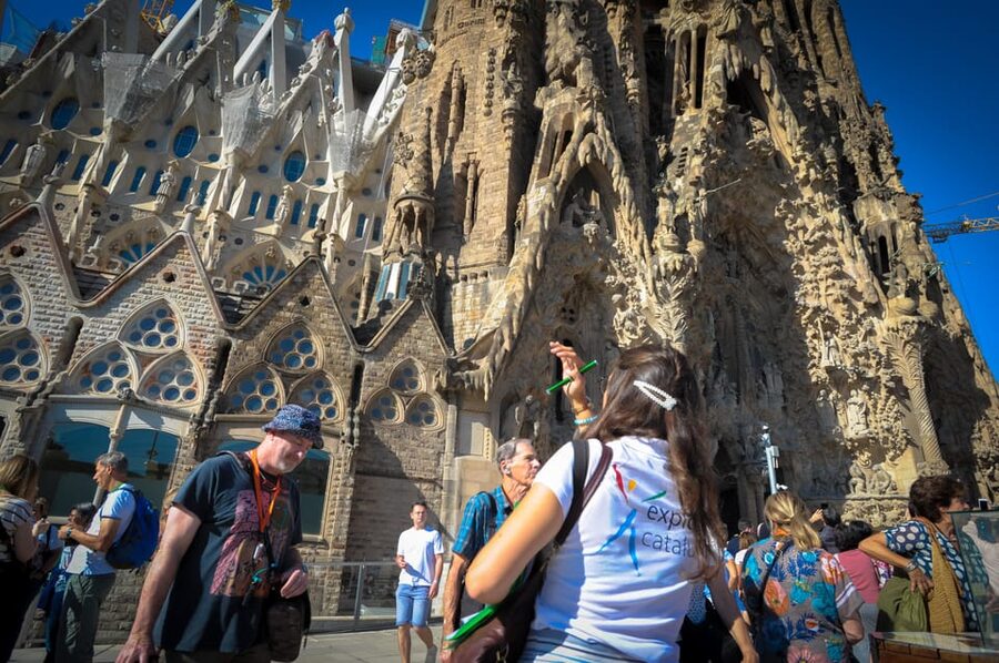 Fast Track: Sagrada Familia & Barcelona Full-Day Tour - Passeig de Gràcia drive-by: La Pedrera and the Gaudí setup