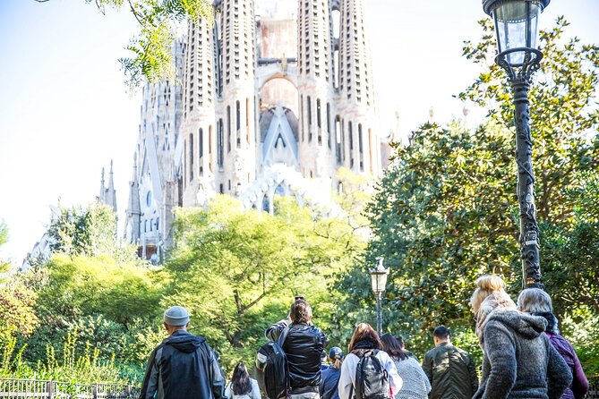 Fast Track Sagrada Familia & Park Guell the best of Gaudí - Bilingual narration and the radio system, and how to keep it from slowing you down