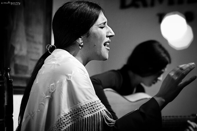 Flamenco Show in Seville at Bar and Tapas - Arriving in Santa Cruz Area: Pre-Show Strolls and a Convenient Base