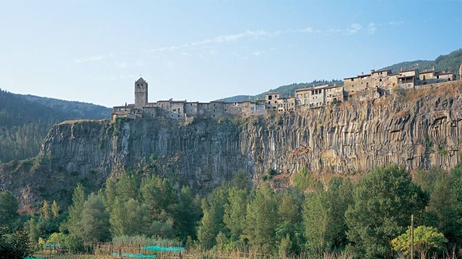 From Barcelona: Besalú & Medieval Towns Tour w/ Hotel Pickup - Castellfollit de la Roca cliff views: the photo stop that changes your attitude