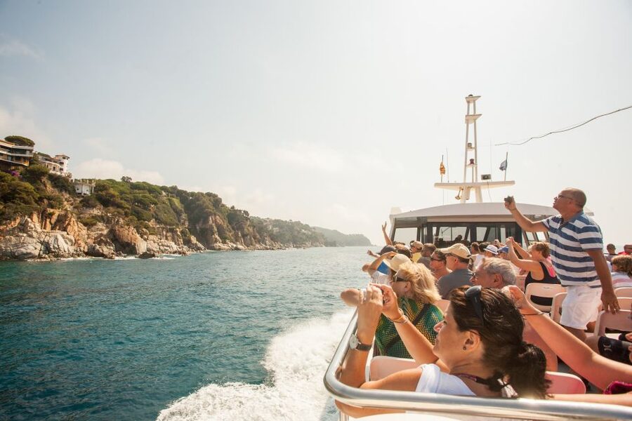 From Barcelona: Costa Brava Day Tour with Boat Trip - From Estació del Nord to Costa Brava: your morning starts on time