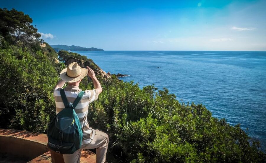 From Barcelona: Costa Brava Day Tour with Lunch - Tossa de Mar Free Time: shops, beach under the cliffs, and a kayak option