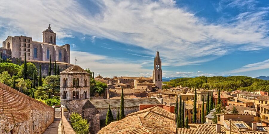From Barcelona: Girona, Figueres, Dalí Museum, and Cadaqués - Girona’s Old Town and Jewish Quarter, Alleys That Feel Like a Puzzle