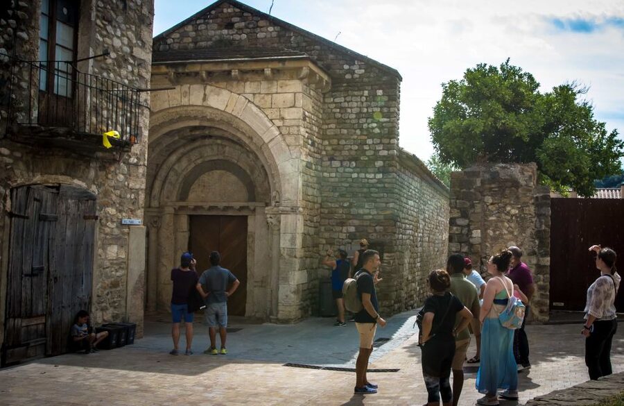 From Barcelona: Medieval Villages Day Tour - Besalú: arcaded medieval streets and the mikveh story
