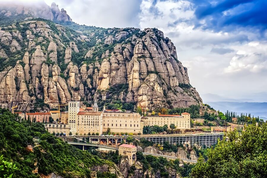 From Barcelona: Montserrat Day Trip with Optional Tickets - Food, comfort, and what to wear on a rocky day