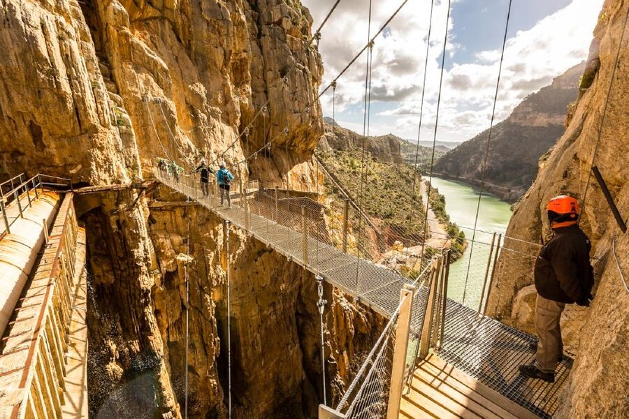 From Costa del Sol & Malaga: Caminito del Rey Guided Tour - Desfiladero de los Gaitanes canyon views and why the guide’s context matters
