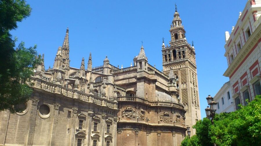 From Costa del Sol & Malaga: Seville Day Trip - Torre del Oro meeting point: a clear ending before the ride back
